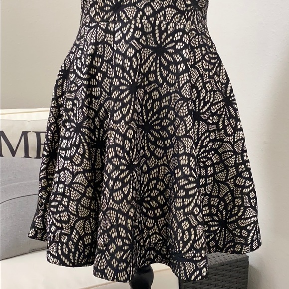 Black and Beige Dress - Plunge Front - Trac - Picture 3 of 16